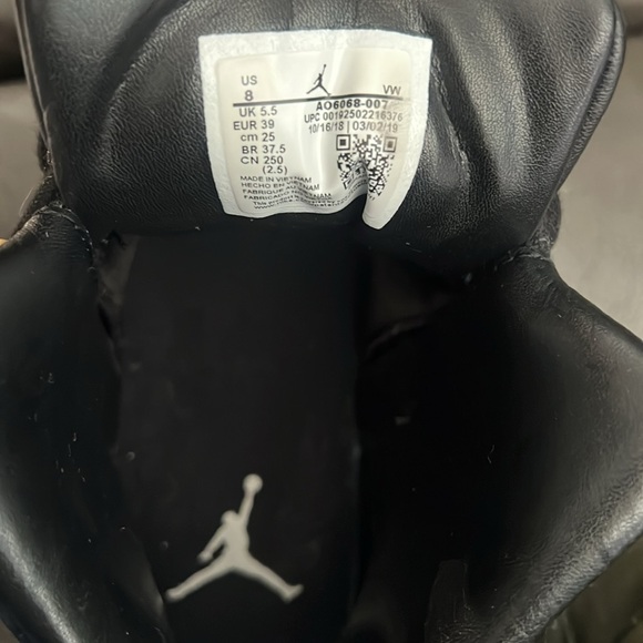 Woman Jordan 12 XII Retro
Reptile Black Gold - Picture 7 of 9